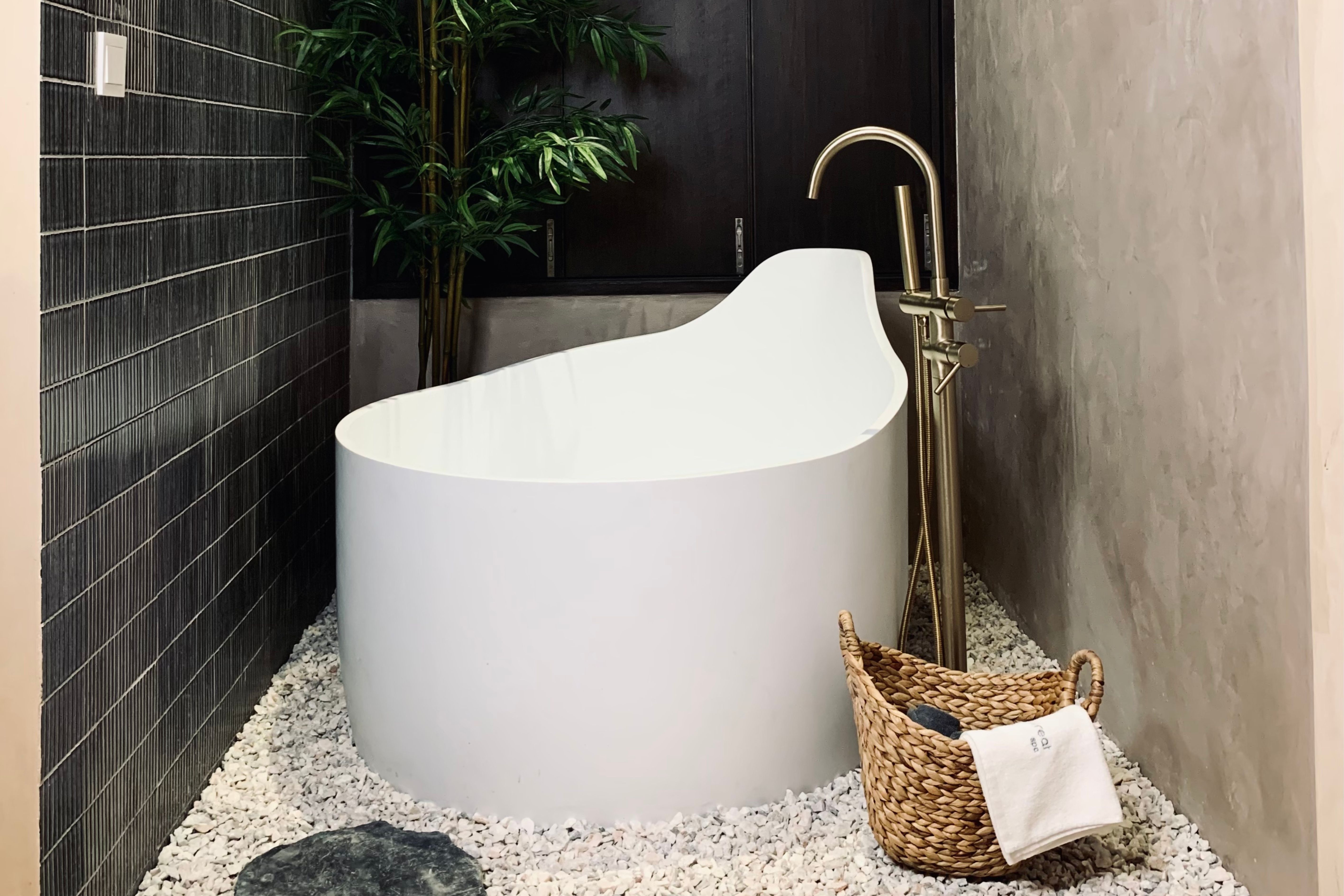 Bath tub in Urban Retreat KLEM